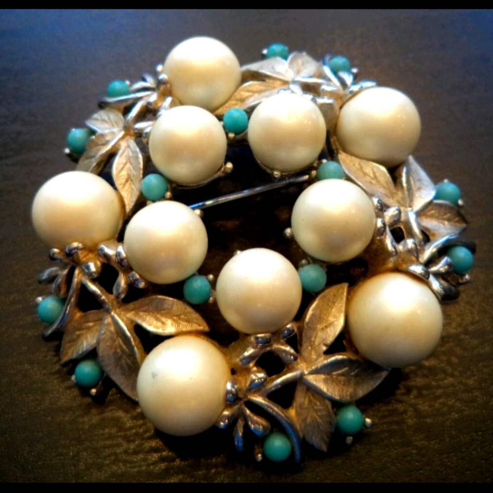 STUNNING VINTAGE ESTATE SIGNED SARAH COV PEARL FLORAL WREATH 2" BROOCH